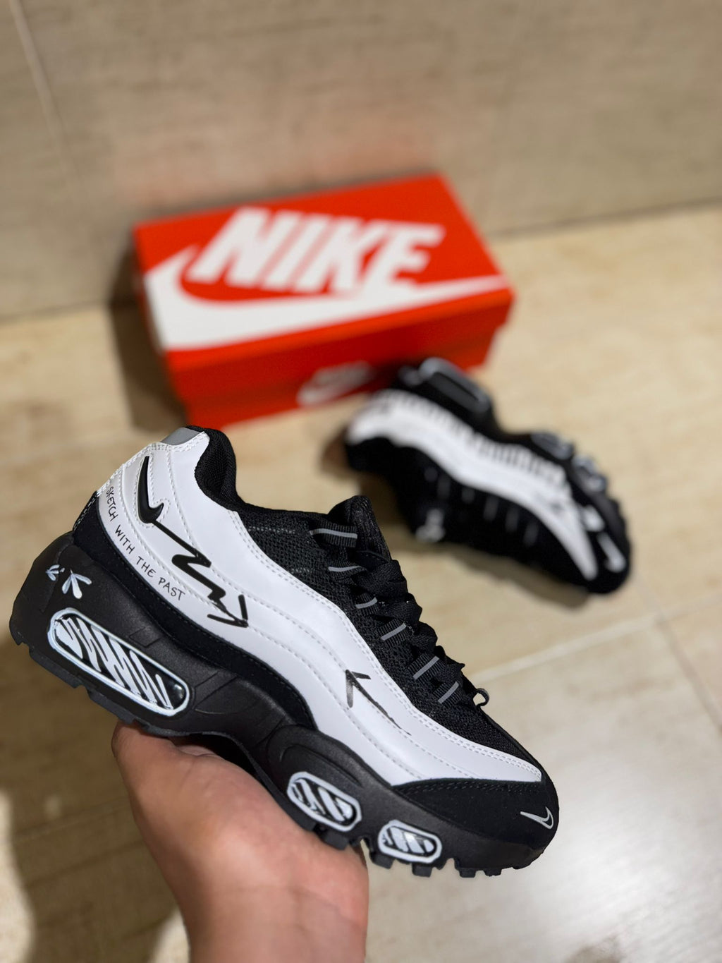 AM 95 "Black White"